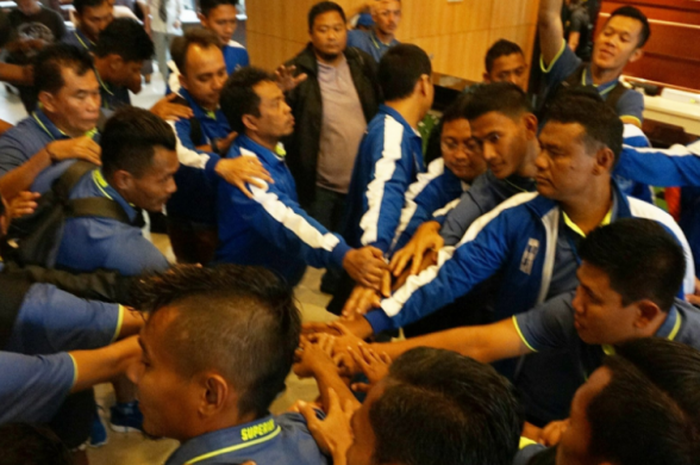 skuat PSIS Semarang lakukan doa bersama sebelum laga melawan PSPS Riau, Selasa (21/11/2017)