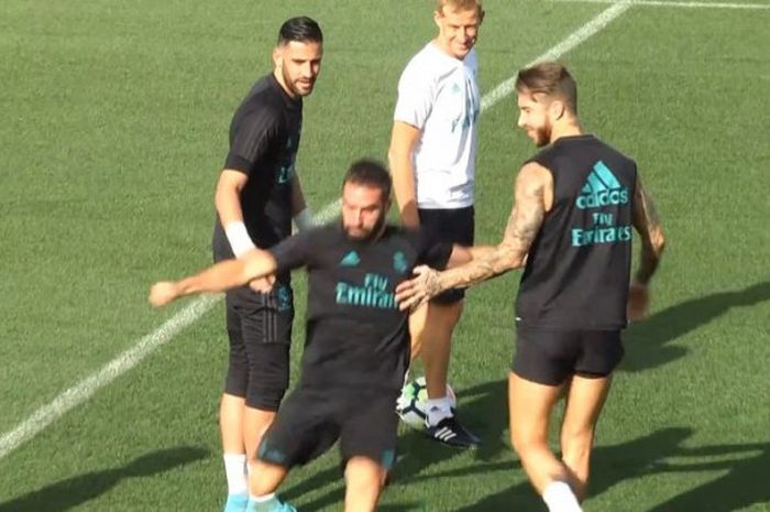 Pemain Real Madrid, Dani Carvajal, mengamuk dan berusaha menendang bola ke rekan setimnya.