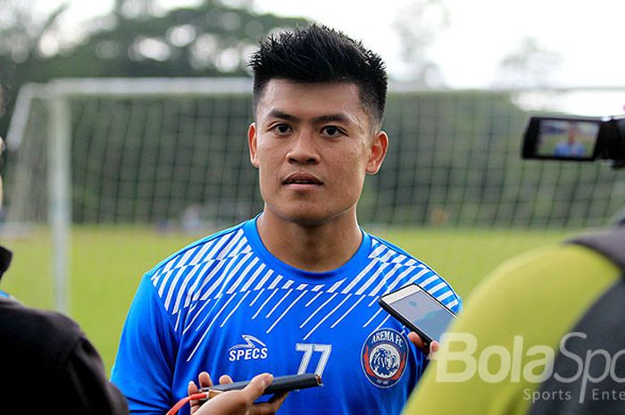 Jefri Kurniawan menerima wawancara media saat berlatih bersama Arema FC di Lapangan Dirgantara Kabupaten Malang, Jawa Timur, Jumat (08/12/2017) sore.