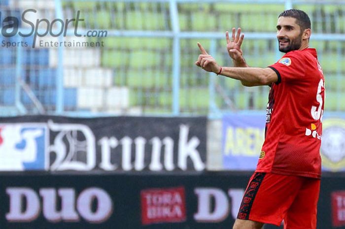 Aksi playmaker Persiba Balikpapan, Srdjan Lopicic, saat tampil melawan Arema FC dalam laga pekan ke-20 Liga 1 di Stadion Kanjuruhan Kabupaten Malang, Jawa Timur, Jumat (18/08/2017) sore.