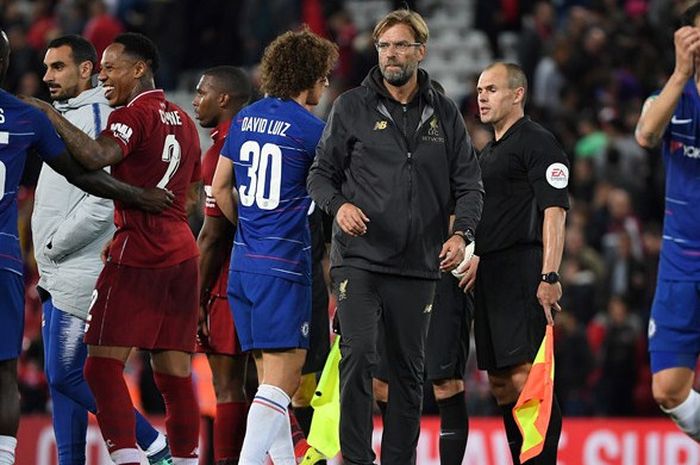 Pelatih Liverpool FC, Juergen Klopp (tengah), memberikan selamat kepada para pemain Chelsea seusai laga ronde ketiga Piala Liga Inggris di Stadion Anfield, Liverpool, Inggris pada 26 September 2018.