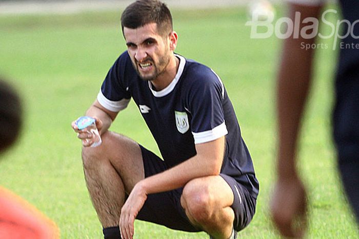 Pemain asing Persela Lamongan asal Tajikistan, Fatkhullo Fatkhulloev saat mengikuti latihan di Stadi