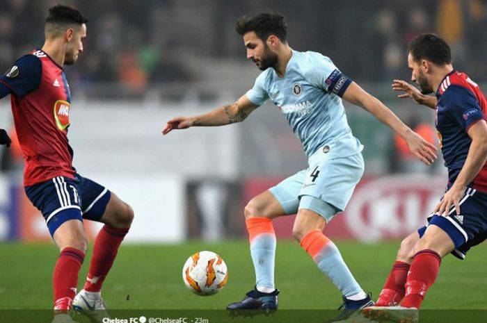 Gelandang Chelsea, Cesc Fabregas (tengah), beraksi dalam laga keenam Grup L Liga Europa melawan Vidi di Stadion Ferencvaros, Budapest pada 13 Desember 2018.