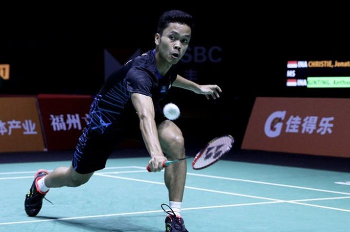 Pebulu tangkis tunggal putra Indonesia, Anthony Sinisuka Ginting, mengembalikan kok ke arah Jonatan Christie pada babak kedua Fuzhou China Open 2018 yang berlangsung di Haixia Olympic Sports Center, Kamis (8/11/2018).