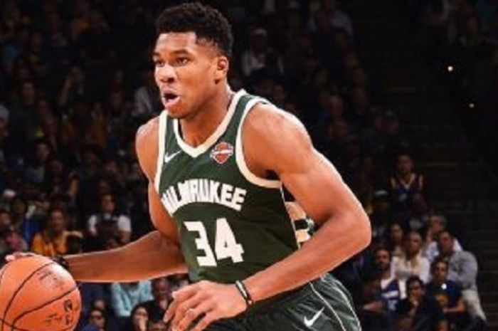 Power forward Milwaukee Bucks, Giannis Antetokounmpo, saat menjalani laga melawan Golden State Warriors.