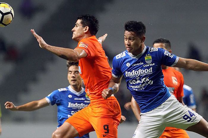 Striker Borneo FC, Marias Ruben Conti (kiri), mendapat pengawalan ketat dari bek muda Persib Bandung, Moh. Al Amin Syukur Fisabillah, dalam laga pekan ke-22 Liga 1 di Stadion Batakan, Balikpapan, Senin (17/9/2018).