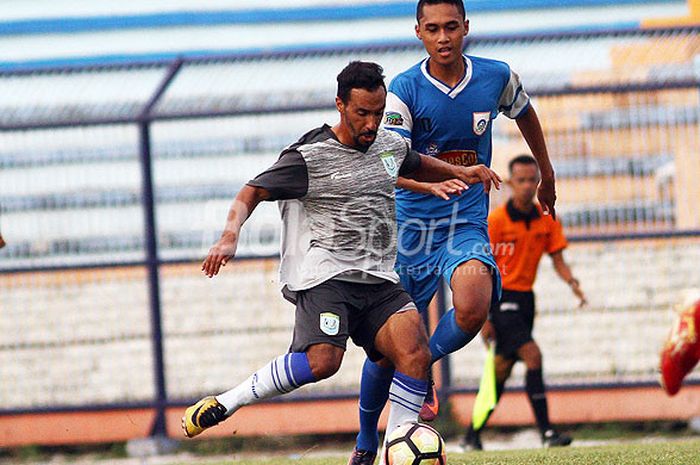 Pemain asing seleksi Persela, Diego Assis mencoba melewati pemain Lamongan FC pada laga uji coba di Stadion Surajaya Lamongan, Jumat (23/2/2018).