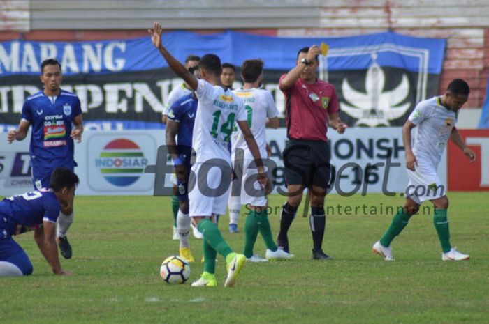 Wasit asal Daerah Istimewa Yogyakarta, Fariq Hitaba saat memberikan kartu kuning pada laga PSIS Sema