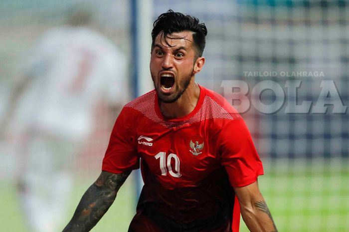  Selebrasi gelandang timnas U-23 Indonesia, Stefano Lilipaly,  seusai mencetak gol dalam pertandingan babak 16 besar sepak bola Asian Games 2018 melawan Uni Emirat Arab di Stadion Wibawa Mukti, Jumat (24/8/2018).    