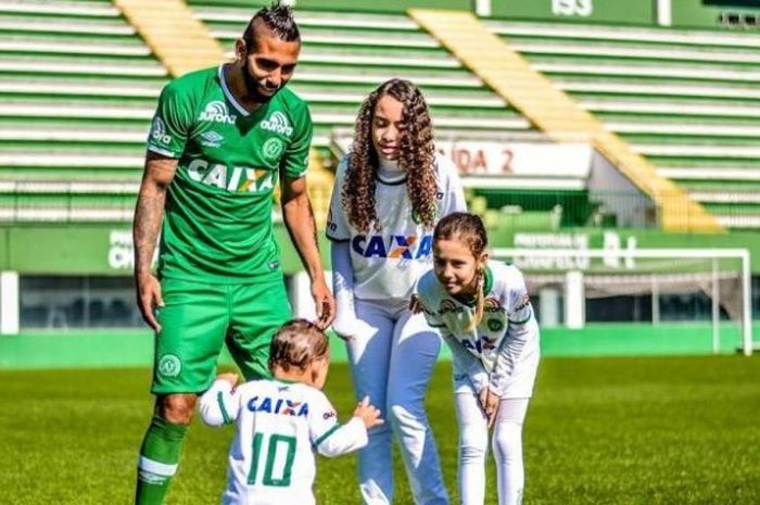 Bek Sarawak FA, Bruno Demerson Costa, saat masih berkostum Chapecoense tengah bermain bersama anak-a