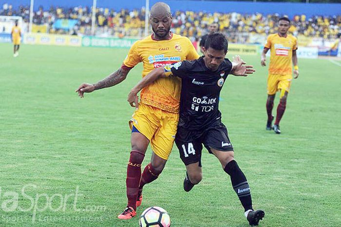 Striker Sriwijaya FC,Hilton Moreira (kiri), berusaha melepaskan diri dari hadangan dari pemain Persija Jakarta dalam laga lanjutan Liga 1 2017 di Stadion Bumi Sriwijaya, Sabtu (7/10/2017).