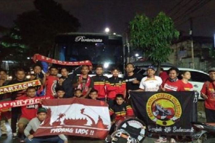 Salah satu ordo suporter Semen Padang FC, Spartacks saat memberikan dukungan bagi Kabau Sirah pada duel perdana Liga 2 2018 melawan Persis Solo di Stadion Manahan, Senin (23/4/2018).