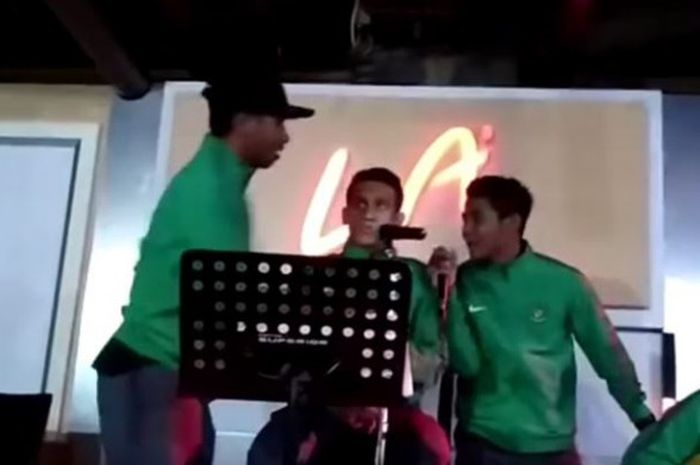 Egy Maulana Vikri dkk pamer kemampuan dalam bermain alat musik.