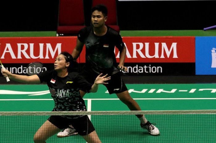 Pasangan ganda campuran nasional, Irfan Fadilah/Pia Zebadiah Bernadeth mengembalikan kok ke arah Riky Widianto/Masita Mahmudin (Sby/Jaya Raya) pada Djarum Sirnas Li Ning Riau Open 2018. Irfan/Pia menang dua gim langsung 21-19, 21-12 pada laga semifinal yang berlangsung di Gelanggang Remaha, Pekanbaru, Riau, Jumat (27/4/2018).