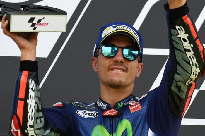 Pebalap Movistar Yamaha, Maverick Vinales, mengangkat trofi runner-up yang diraihnya setelah menyelesaikan balapan GP Italia di Sirkuit Mugello, Minggu (4/6/2017),  di urutan kedua.