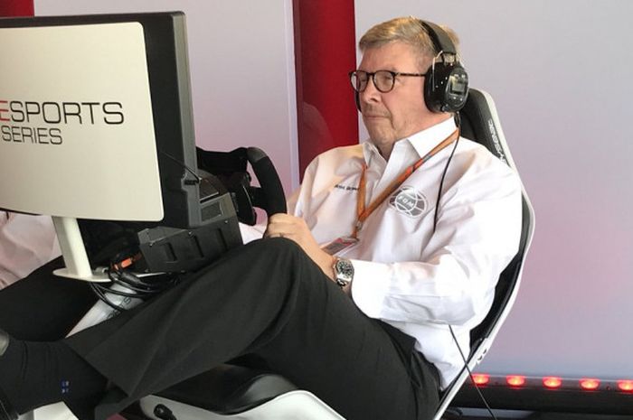 Managing Director of Motorsport F1, Ross Brawn, menjajal permainan F1 2017.