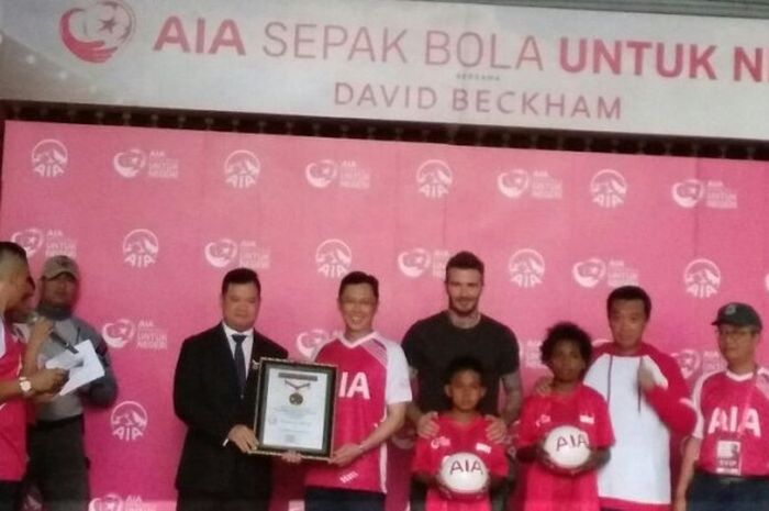 Eks gelandang Manchester United dan Timnas Inggris, David Beckham, saat berada di Jakarta dalam acara AIA Sepak Bola untuk Negeri di Stadion Soemantri Brodjonegoro, Minggu (25/3/2018)