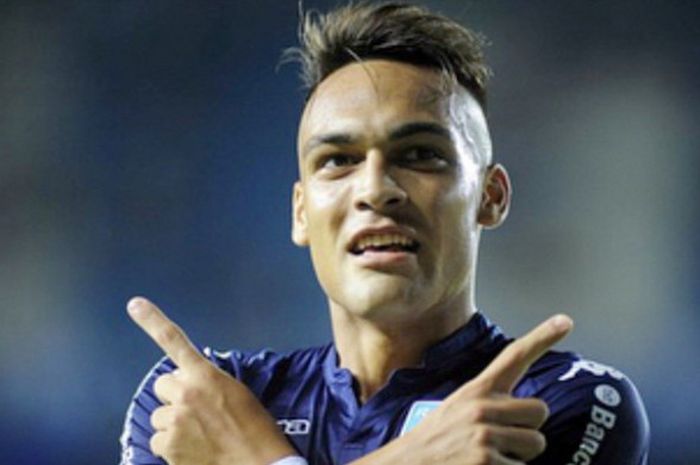 Selebrasi striker Racing Club, Lautaro Martinez, saat mencetak gol ke gawang Huracan dalam laga Liga Argentina 2017-2018 di Stadion Presidente Juan Domingo Perón, Buenos Aires, Argentina, pada Minggu (4/2/2018).