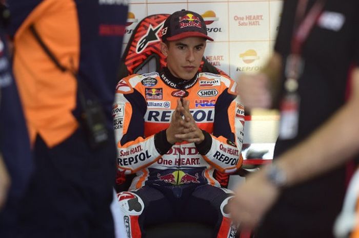 Pebalap Repsol Honda, Marc Marquez, berada di garasi saat menjalani hari pertama seri balap GP Valencia di Sirkuit Ricardo Tormo, Jumat (10/11/2017).