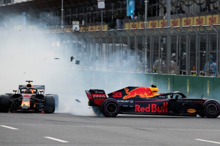 Pebalap Red Bull Racing, Daniel Ricciardo (kiri) menabrak rekan setimnya Max Verstappen pada balapan seri keempat GP Azerbaijan di Sirkuit Baku, Azerbaijan (29/4/2018).