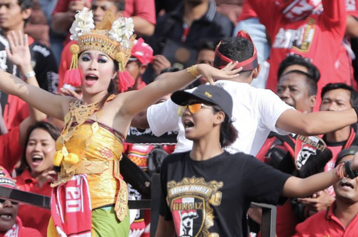 penari bali berada di tribun siporter bali united pada laga Bali United Vs Mitra Kutai Kartanegara di stadion Kapten I wayan Dipta, Gianyar minggu (27/8/2017)