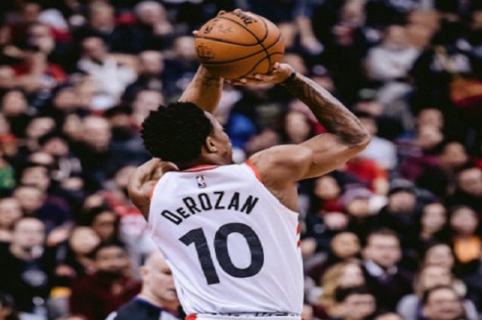 Pemain Toronto Raptors, DeMar DeRozan, saat melepaskan tembakan pada laga melawan Milwaukee Bucks dalam lanjutan musim reguler NBA 2017/2018, Senin (1/1/2018) waktu Kanada.