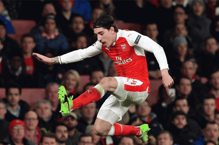 Bek Arsenal Hector Bellerin saat mentekel pemain Bayern Muenchen dalam laga UEFA Champions League di The Emirates Stadium, 07 Maret 2017. 