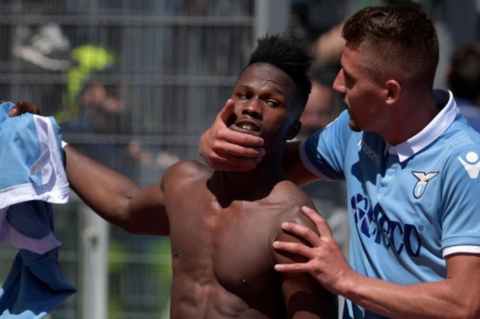 Striker Lazio, Keita Balde Diao (kiri), merayakan gol yang dia cetak ke gawang AS Roma dalam laga Liga Italia di Stadion Olimpico, Rome, pada 30 April 2017.