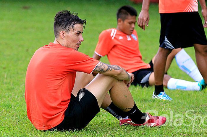 Gelandang asing Arema FC, Rodrigo Ost Santos, saat mengikuti latihan perdana bersama Arema FC di Lapangan Dirgantara Kabupaten Malang, Jawa Timur, Selasa (12/12/2017) sore.