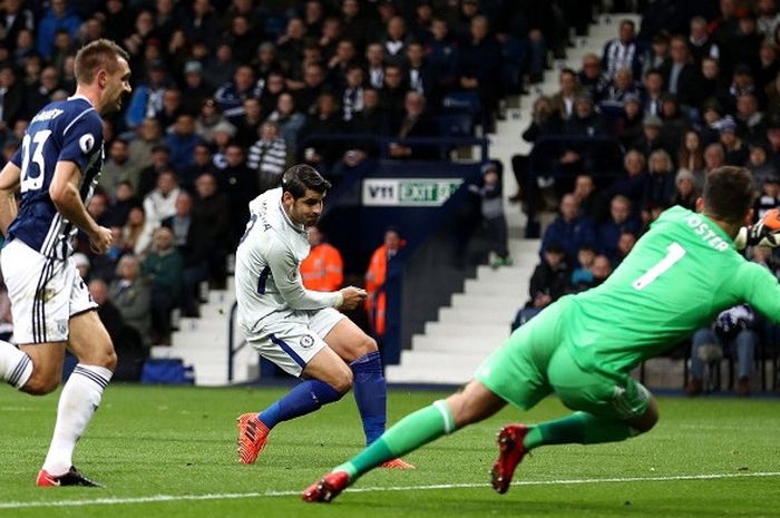 Striker Chelsea Alvaro Morata (tengah) mencetak gol ke gawang West Brom dalam Liga Inggris di Stadion The Hawthrons, Sabtu (18/11/2017) malam WIB. 