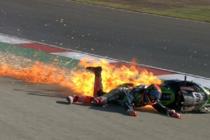 Pebalap tim Kawasaki, Tom Sykes terjatuh dari motornya saat mengikuti sesi latihan bebas ketiga kejuaraan World Superbike di Sirkuit Algarve, Portugal (16/9/2017).