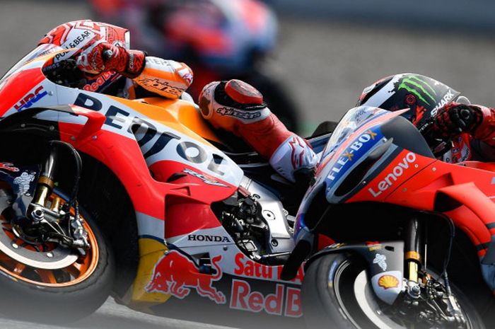  Marc Marquez berduel dengan Jorge Lorenzo saat balapan MotoGP Austria di Red Bull Ring, Austria, Minggu (12/8/2018).  