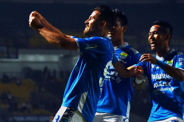    Selebrasi bomber Persib Bandung, Jonathan Bauman, seusai mencetak gol ke gawang Persela Lamongan 