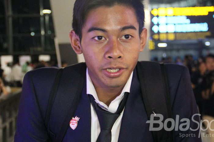 Satria Tama, pemain bola Indonesia saat tiba di Terminal 3 Ultimate Soekarno-Hatta sepulangnya dari gelaran SEA Games 2017 di Malaysia (30/8/2017).