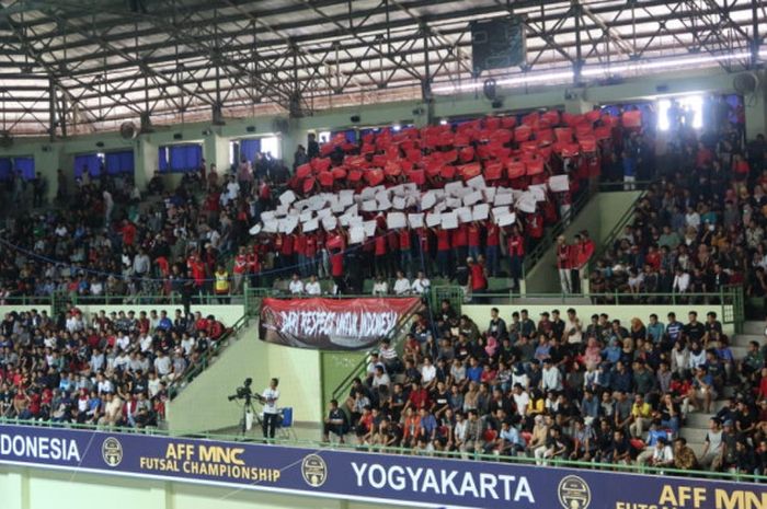  Suporter timnas futsal Indonesia dalam laga kontra Malaysia di Piala AFF Futsal 2018. 