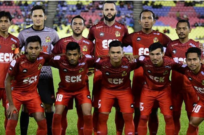 Andik Vermansah (kanan, depan) berpose dengan para pemain Kedah FA sebelum melakoni laga kontra Melaka United pada laga pekan ke-17 Liga Super Malaysia 2018 di Stadion Hang Jebat, 10 Juli 2018. 