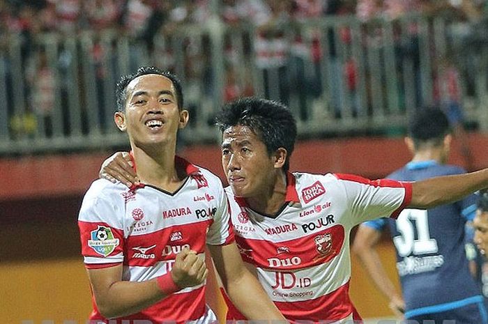 Gelandang Madura United, Slamet Nurcahyono (kiri), merayakan gol bersama rekan setimnya seusai mencetak gol ke gawang Arema FC dalam laga pekan ke-23 Liga 1 di Stadion Ratu Pamelingan, Pamekasan, Minggu (10/9/2017).