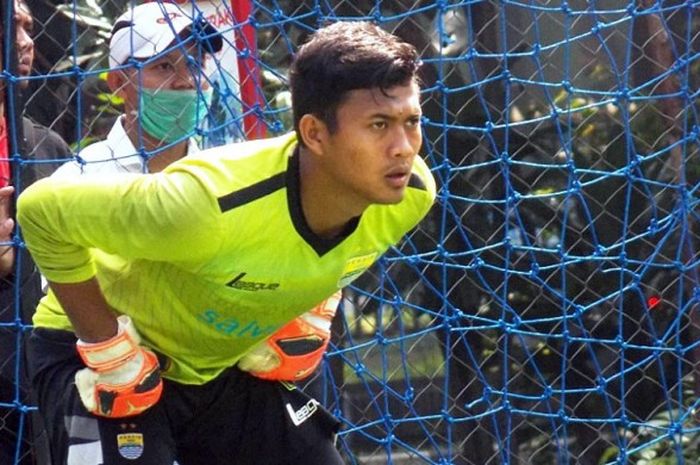 Kiper Persib Bandung, M. Natshir, mengikuti sesi latihan di Bandung.