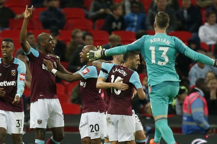 Bek West Ham United, Angelo Ogbonna (kedua dari kiri), merayakan gol yang dia cetak ke gawang Tottenham Hotspur dalam laga babak keempat Piala Liga Inggris di Stadion Wembley, London, pada 25 Oktober 2017.