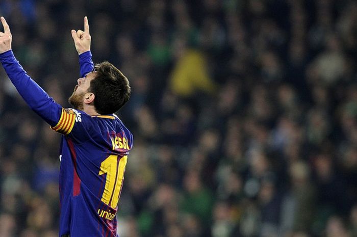 Megabintang FC Barcelona, Lionel Messi, merayakan gol yang dia cetak ke gawang Real Betis dalam laga Liga Spanyol di Stadion Benito Villamarin, Sevilla, pada 21 Januari 2018.