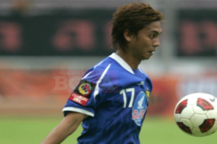 Pemain timnas Singapura, Shahril Ishak saat memperkuat Persib Bandung pada 2010 dalam laga tandang m