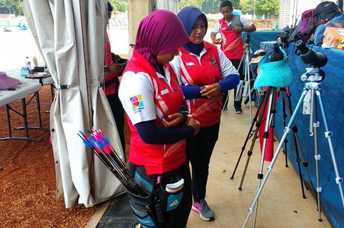 Para atlet panahan Indonesia sedang bersiap-siap melakukan latihan di Lapangan Panahan Gelora Bung Karno, Senayan, Jakarta, Selasa (10/4/2018) siang.