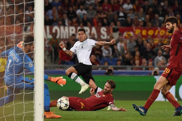  Penyerang Liverpool FC, Roberto Firmino, melepaskan tembakan dalam laga leg kedua semifinal Liga Champions kontra AS Roma di Stadion Olimpico, Roma, Italia pada 2 Mei 2018. 