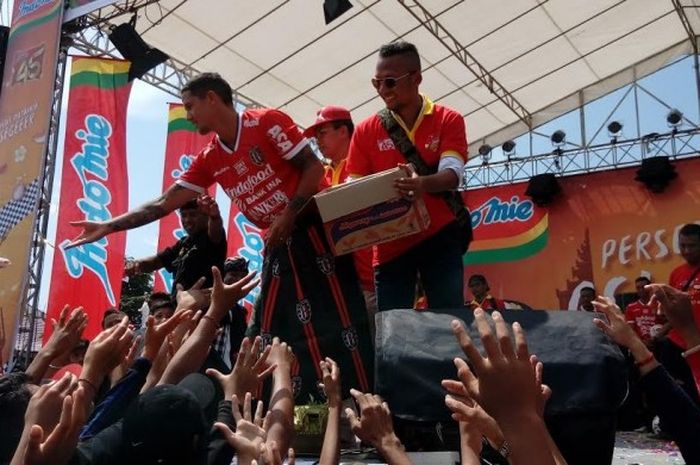 Penyerang Irfan Bachdim membagikan produk yang jadi sponsor Bali United pada perayaan HUT Kota Denpasar di lapangan Lumintang, Denpasar, Minggu (19/2/2017).