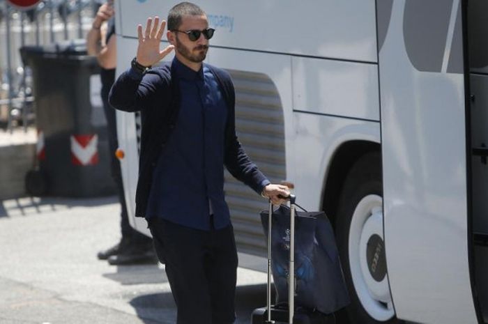 Leonardo Bonucci melambaikan tangan kepada fans saat tiba di Bandara Turin, Italia, 4 Juni 2017.