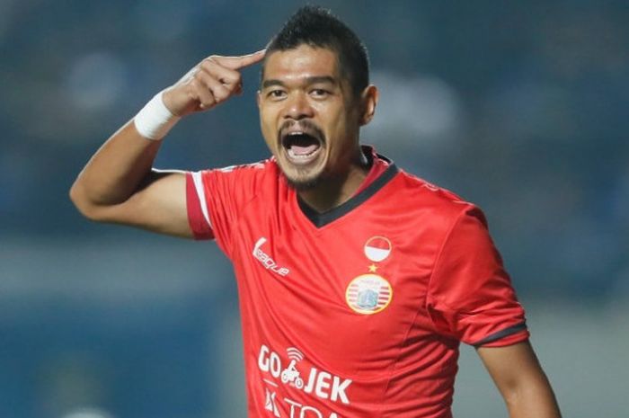 Striker Persija, Bambang Pamungkas berteriak memberikan instruksi kepada rekan-rekannya pada laga Liga 1 musim 2017. 