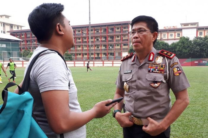 Wartawan BolaSport.com sedang mewawancarai CEO Bhayangkara FC, Irjen Pol Royke Lumowa jelang laga uji coba Bhayangkara FC kontra Persija Jakarta di Stadion PTIK, Rabu (29/8/2018)