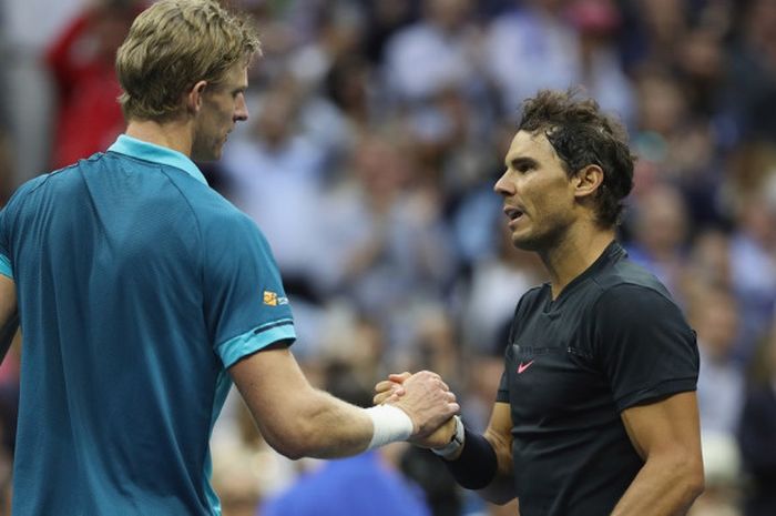 Petenis Afrika Selatan, Kevin Anderson (kiri), menyalami Rafael Nadal (Spanyol), seusai menjalani laga final turnamen AS Terbuka 2017 di Arthur Ashe Stadium, USTA Billie Jean King National Tennis Center, New York, Amerika Serikat, Minggu (10/9/2017) malam waktu setempat. Anderson kalah dengan skor 3-6, 3-6, 4-6.