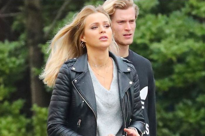 Loris Karius tengah berbelanja berdua dengan sang kekasih Ianthe Rose Cochrane-Stack