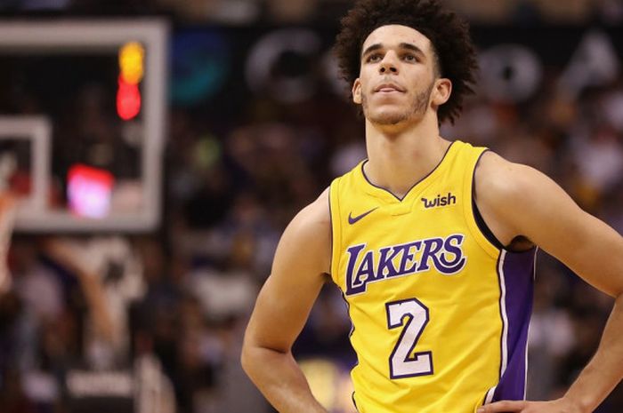 Pebasket rookie Los Angeles Lakers, Lonzo Ball (jersey kuning, #2), bereaksi  saat menjalani laga musim reguler NBA 2017-2018 melawan Phoenix Suns yang berlangsung di Talking Stick Resort Arena, Phoenix, Arizona, Senin (13/11/2017).